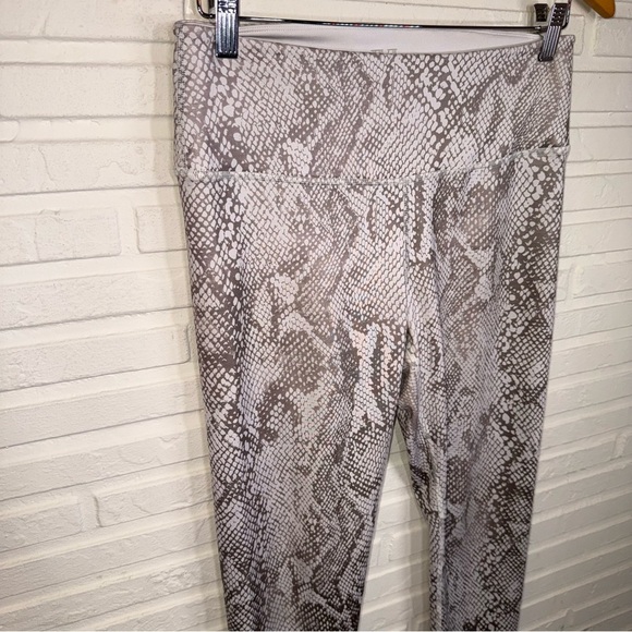IVL Collective White Metallic Snakeskin Active Leggings, Women’s Size 10 - Picture 2 of 7